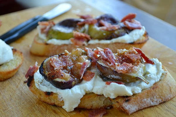 Fig crostini with bacon and ricotta
