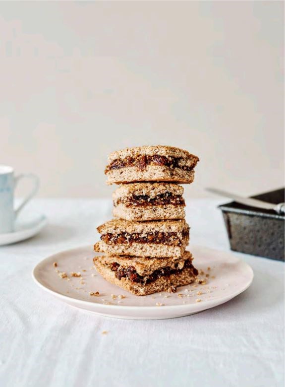 Fig-filled spelt cookie bars (Biscotti al farro ripieni ai fichi)