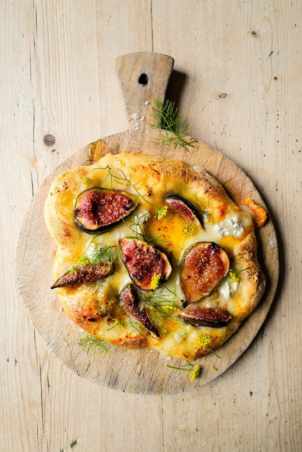 Fig, Gorgonzola and fennel flower pizzette