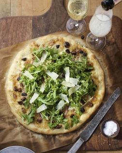 Fig pizza with Brie and arugula