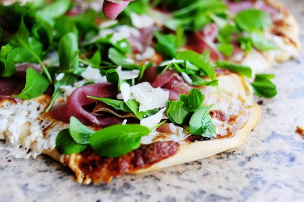 Fig-prosciutto pizza with arugula