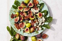 Fig salad with blue cheese and crispy prosciutto