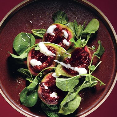 Fig salad with goat's milk yogurt and pepper cress