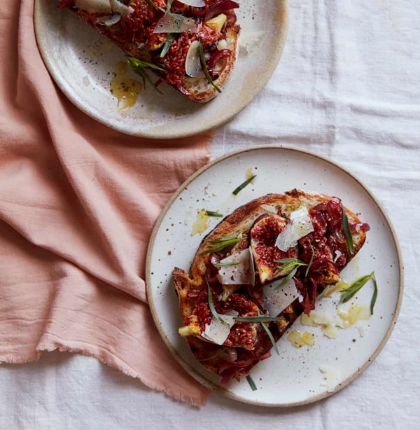 Fig, sweet onion and Manchego toasts