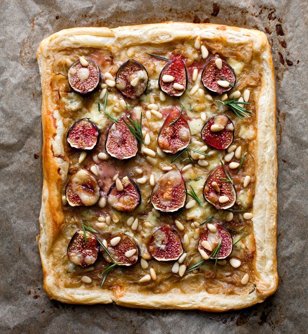 Fig tart with caramelized onions, rosemary and Stilton