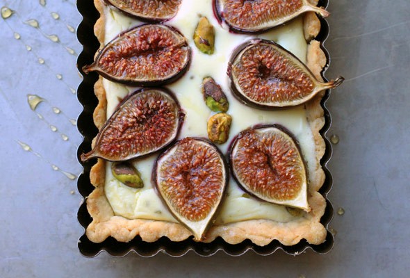 Fig tart with goat cheese and pistachios