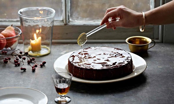 Figgy mulled wine honey cake