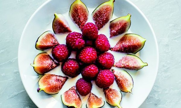 Figs and raspberries with steeped lemon cream
