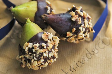 Figs dipped in chocolate and hazelnuts (Baci di fichi)