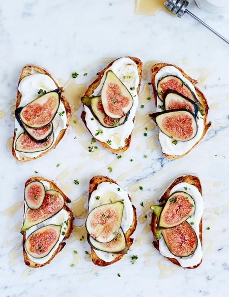 Figs on toast with goat's yogurt labneh