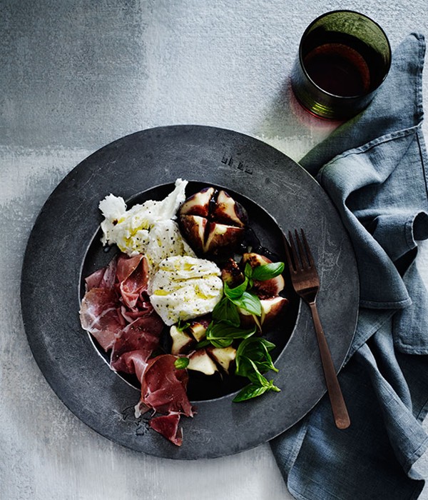 Figs with mozzarella, prosciutto and vincotto