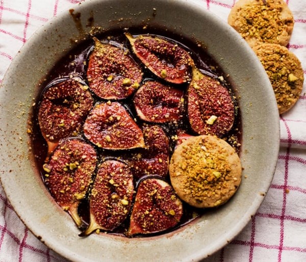 Figs with pistachio biscuits