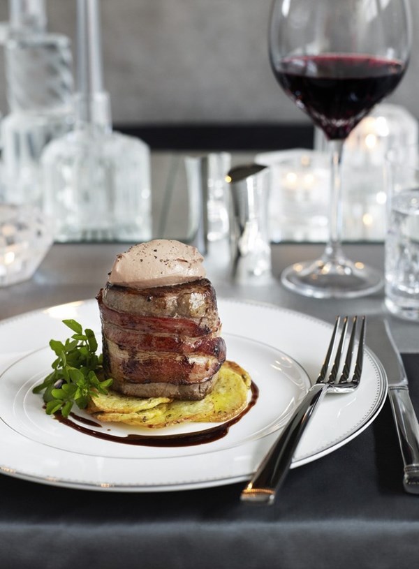 Filet mignon with duck liver pâté and red wine sauce