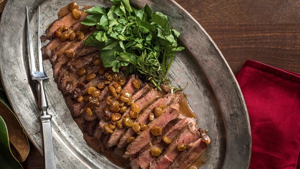 Filet of beef with raisin and pepper sauce