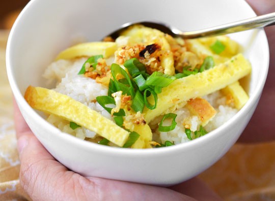 Filipino garlic fried rice (Sinangag)