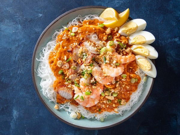 Filipino noodles with smoky pork and seafood sauce (Pancit palabok)