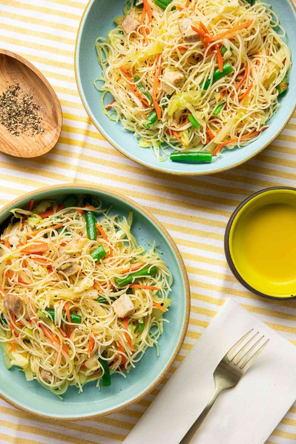 Filipino rice noodles (Pancit bihon)