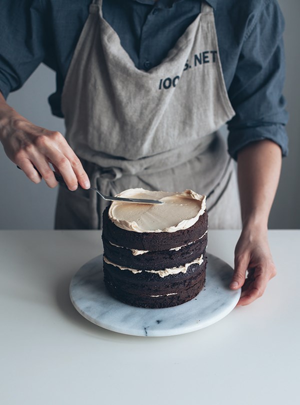 Filling and frosting a cake