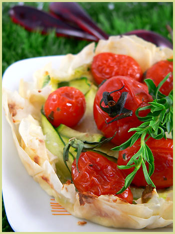 Filo tartlets with zucchinis and oven roasted tomatoes (Tartelettes filo aux courgettes et tomates confites au four)