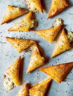 Filo triangles stuffed with feta (Tyropitákia)