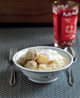 Fine rice noodles in soup with meatballs (Mee sua)
