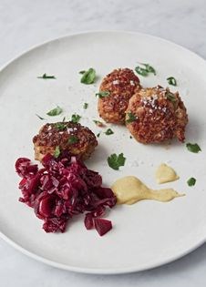 Fine's meatballs with spiced red cabbage (Fines frikadeller)