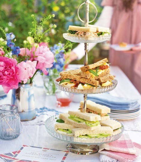 Finger sandwiches with egg mayonnaise and pancetta filling 