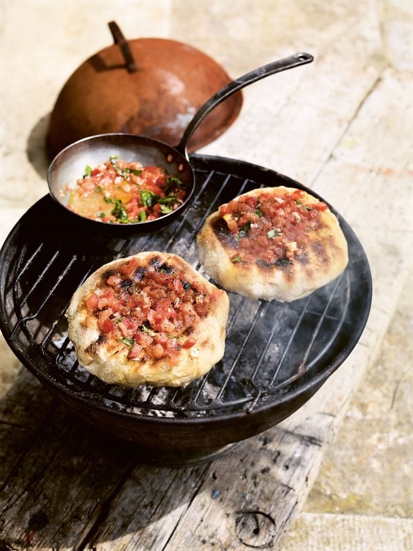 Fire breads with tomato, extra-virgin olive oil, garlic and basil