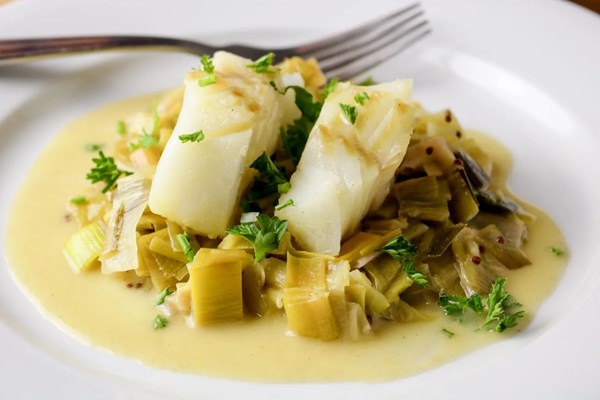Fish baked with leeks