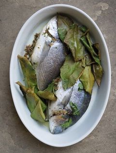 Fish baked with walnuts (Tevzi)