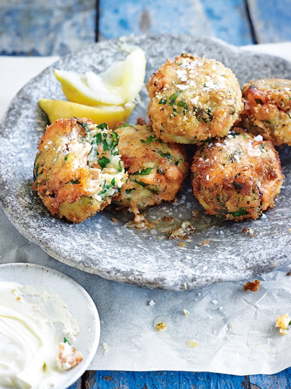 Fish cakes with horseradish crème fraîche 