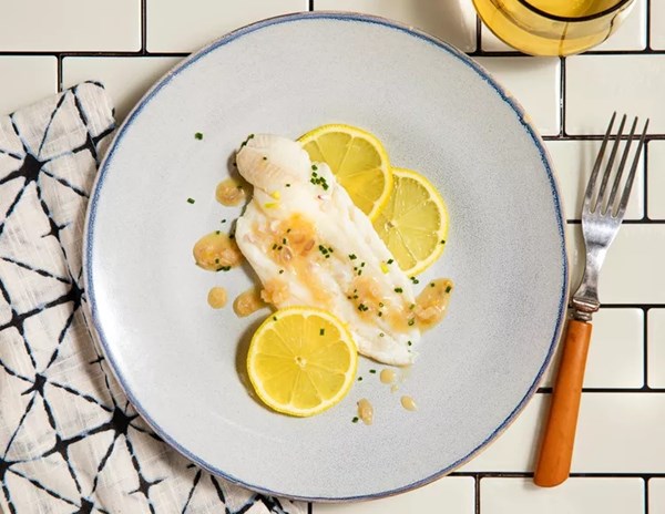Fish fillets in white wine sauce