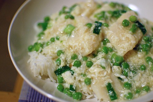 Fish fillets with scrambled egg on rice
