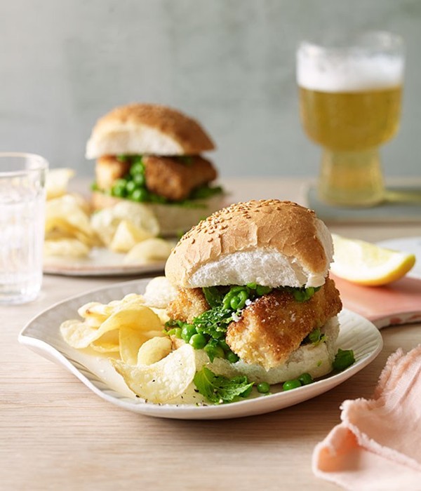 Fish finger and crushed pea rolls