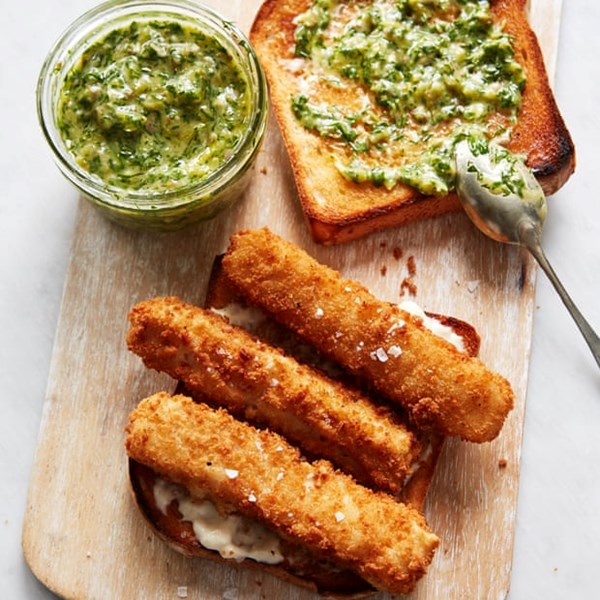 Fish finger sandwich with Nordic dill salsa