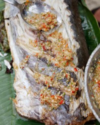 Fish grilled in banana leaves with chile-lime sauce