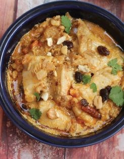 Fish poached in fragrant yogurt sauce (Doi maach)