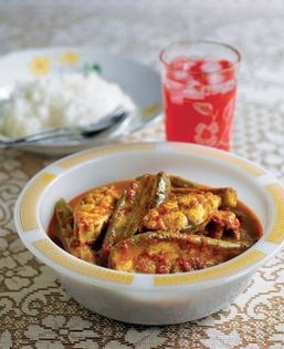 Fish simmered in gravy with ladies' fingers and brinjal [eggplant] (Udang garam assam)