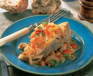 Fish steaks baked with onions, tomatoes and wine