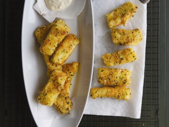 Fish sticks with tartar sauce