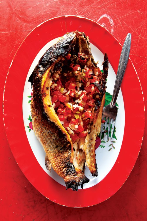 Fish stuffed with pico de gallo (Pescado encarcelado)