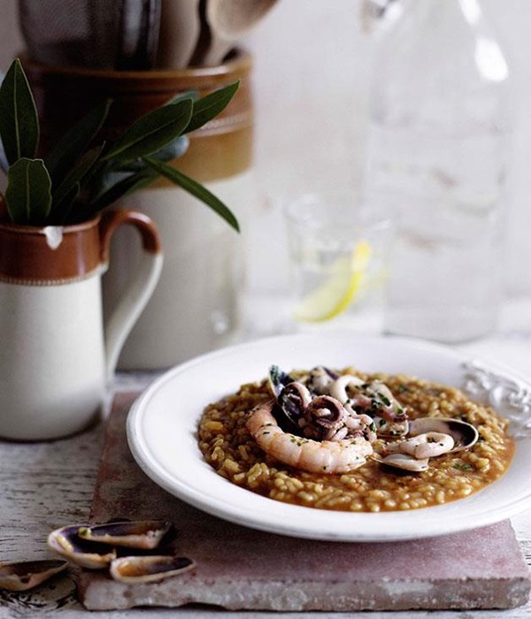 Fisherman's rice with shellfish and Tio Pepe (Arroz de pescadores con marisco) [Javier Codina]