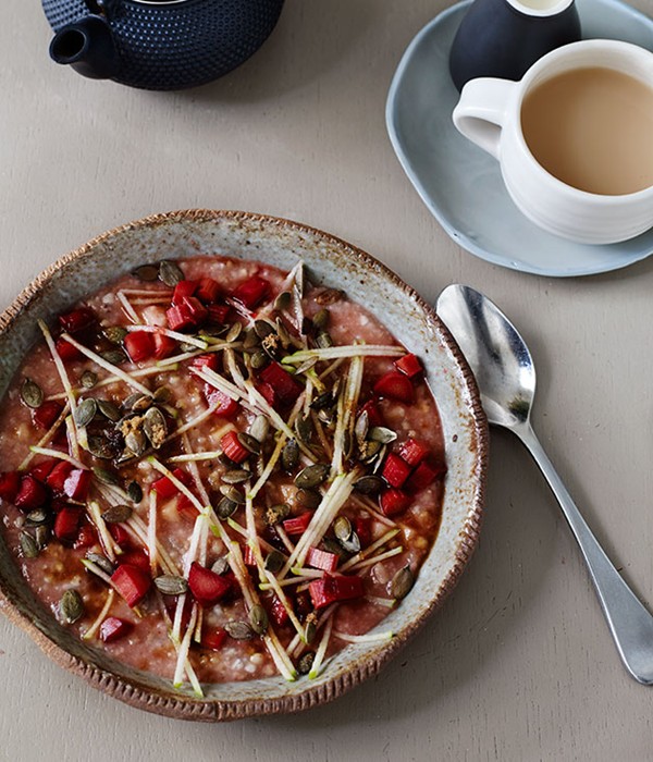 Five-grain porridge with rhubarb and apple