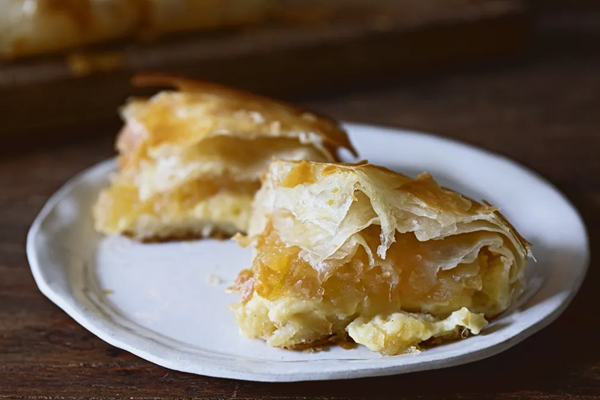 Flakiest pastry with apple purée & vanilla custard
