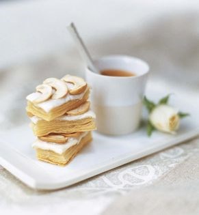 Flaky cashew nut puff pastry squares