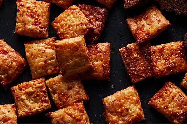 Flaky cheddar-Parmesan crackers