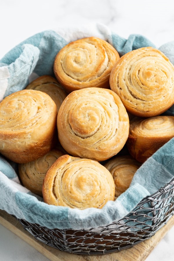 Flaky dinner rolls