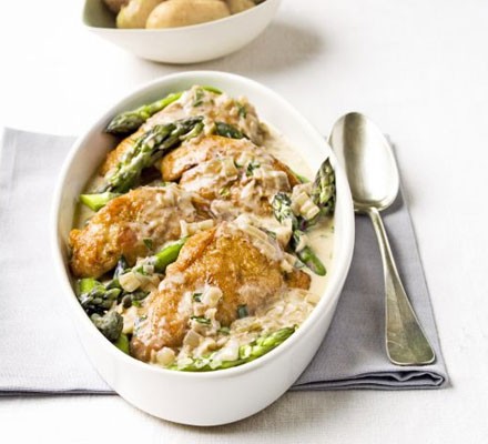 Flambéed chicken with asparagus