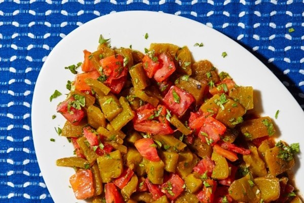 Flame-grilled green pepper and fresh tomato salad