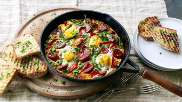 Flamenco eggs with tomato & serrano ham (Huevos a la flamenco)